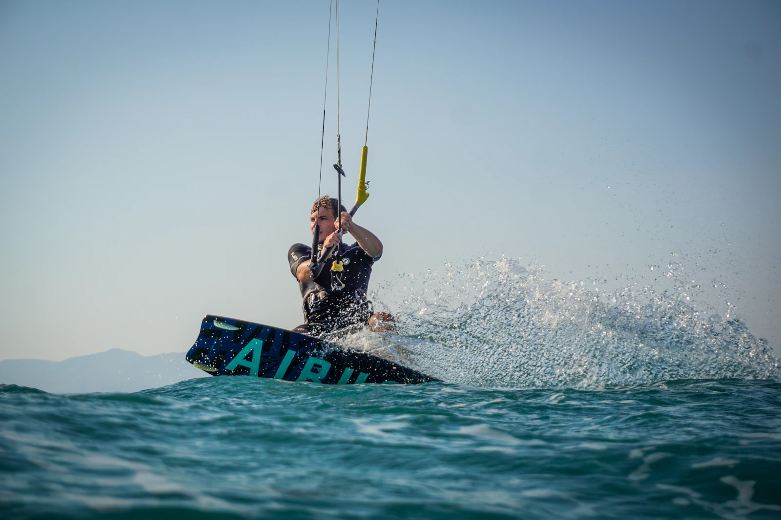 Kitesurfista deslizándose sobre una ola